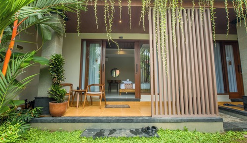 Suite, 1 King Bed, Pool View