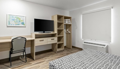 Suite, 1 Queen Bed, Roll-in Shower, Non Smoking