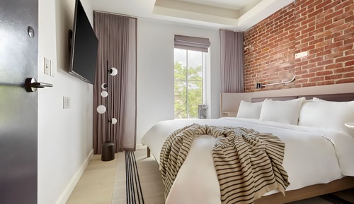 Basic Room, 1 King Bed