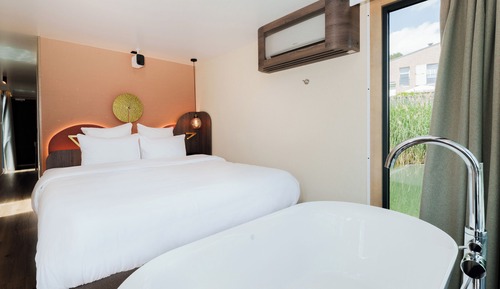 Deluxe Suite, 1 King Bed, Lake View