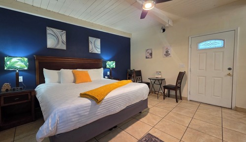Signature Room, Pets Allowed