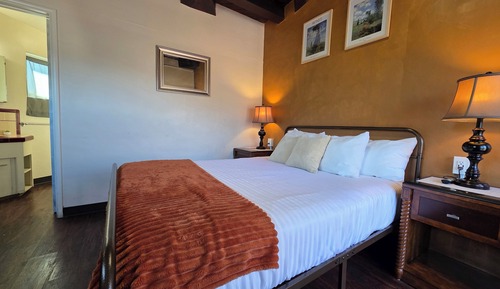 Basic Room, 1 Queen Bed, Pets Allowed
