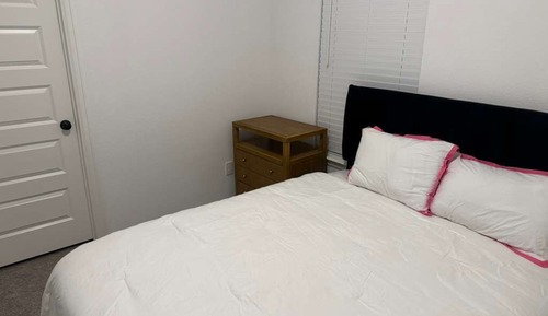 Basic Single Room, 1 Queen Bed