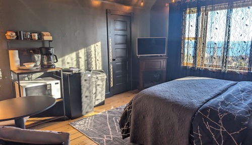 Basic Room, Lake View