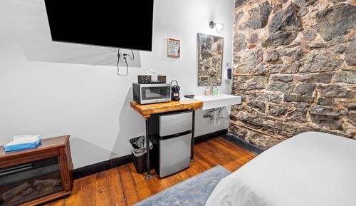 Deluxe Room, 2 Queen Beds, Shared Bathroom
