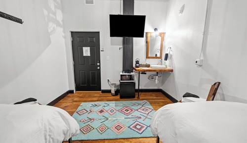 Standard Room, 2 Twin Beds, Shared Bathroom