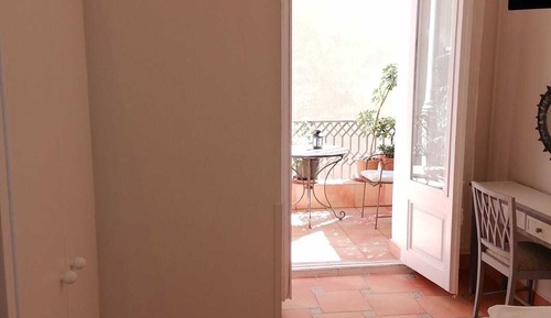 Single Room, Patio