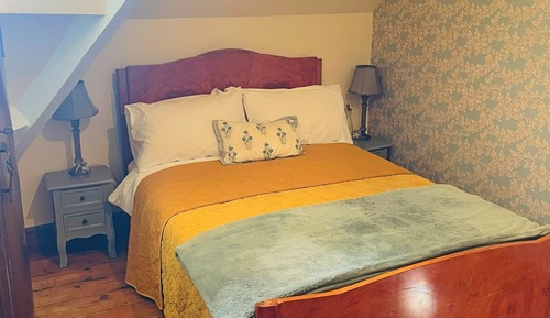 Basic Double Room, Shared Bathroom (Meakin (2nd floor - low ceiling))