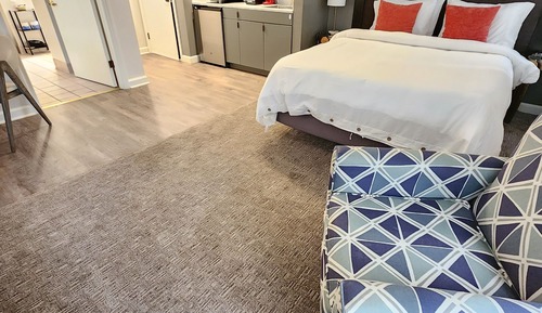 Comfort Studio, Bathtub Grab Bars, City View