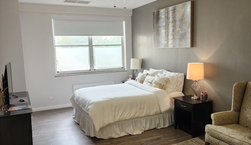 Senior Studio, Roll-in Shower, City View