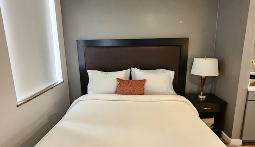 Comfort Studio, Bathtub Grab Bars, City View