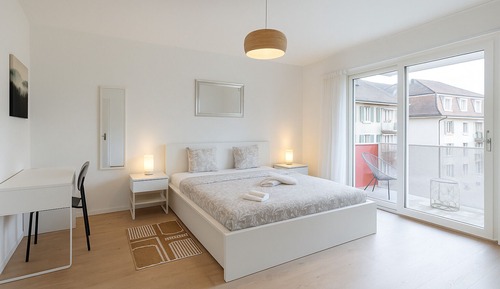 THE SLEEK MINIMALIST LAKEFRONT