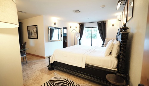 SUITE 8: Superior Room