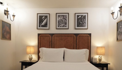 SUITE 9: Standard Room