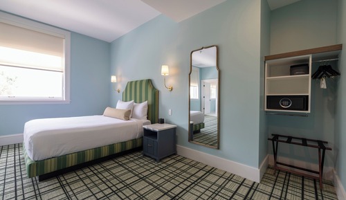 Standard Room, Roll-in Shower