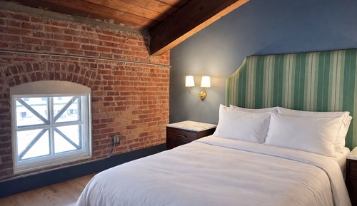 Standard Room, Roll-in Shower