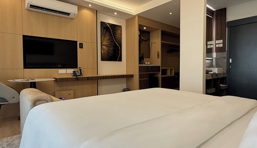 Superior Studio, 1 King Bed, Partial Sea View