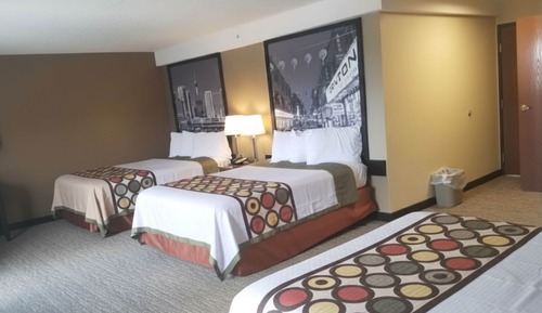 Family Room 3 Queen Beds Non-Smoking