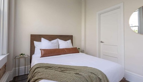 Signature Studio, 1 Queen Bed, Kitchen, Courtyard View