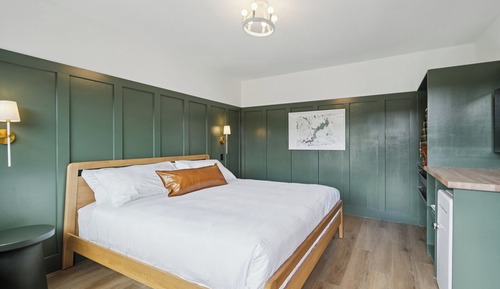 Double Room, 1 King Bed, Lake View