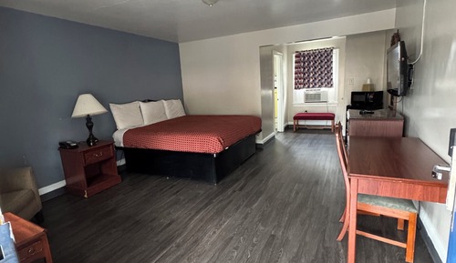 Standard 1 King Bed