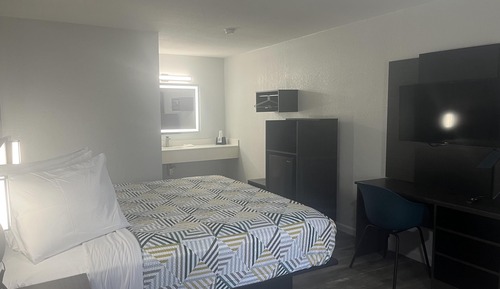 Deluxe Room, 1 King Bed, Non Smoking, Refrigerator & Microwave