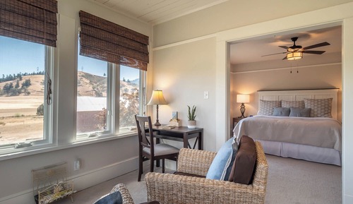 Deluxe Double Room, 1 King Bed, Non Smoking, Mountain View