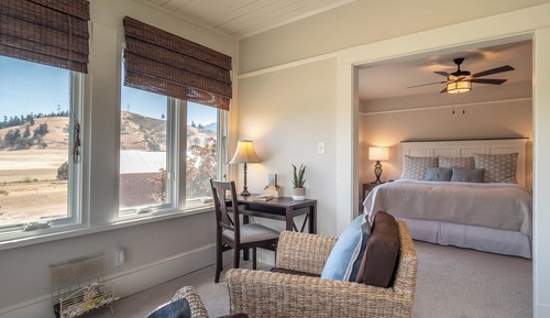 Deluxe Double Room, 1 King Bed, Non Smoking, Mountain View