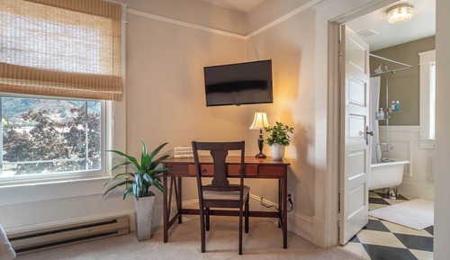 Double Room, 1 King Bed, Non Smoking, Mountain View