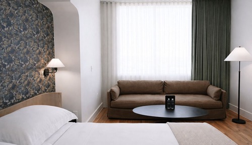 Room, 1 King Bed (Sitting Neighborhood View)