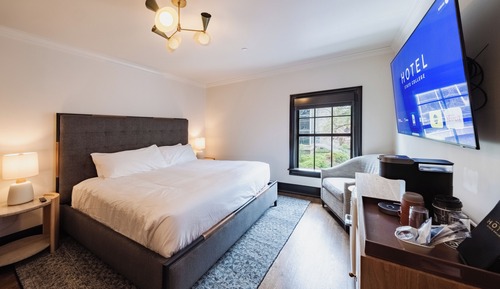 Deluxe King - College View