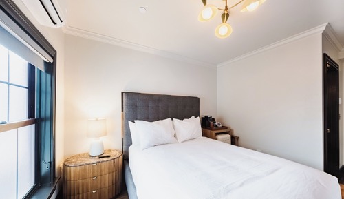 Queen Single - Interior