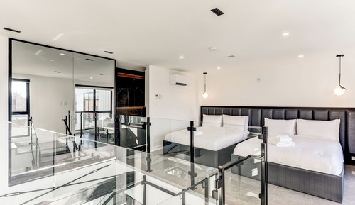 Junior Penthouse, Courtyard View