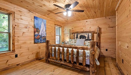 CREEKSIDE CABIN/Private Hot Tub/Lake