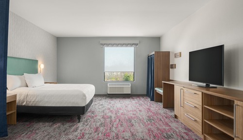 Studio, 1 King Bed, Accessible (Roll-In Shower)