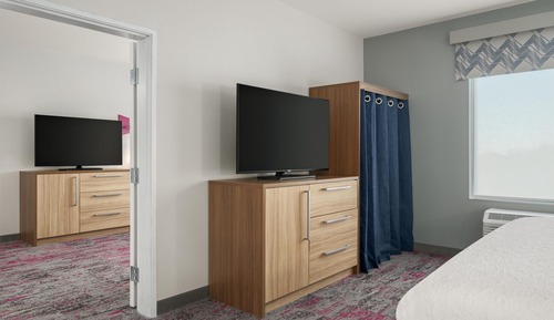 Suite, 1 King Bed, Accessible, Bathtub