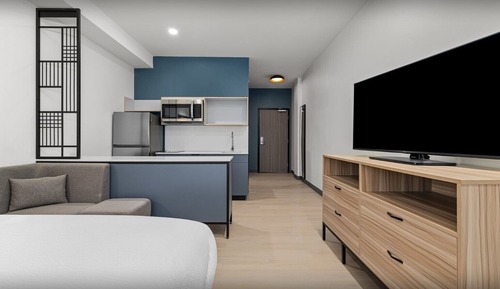 Studio, 1 Queen Bed (Mobility Accessible, Roll-In Shower)