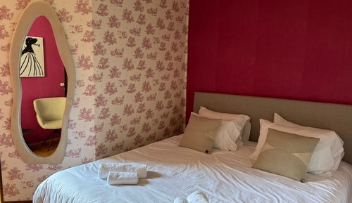 Deluxe Twin Room, 1 King Bed, Non Smoking, Private Bathroom
