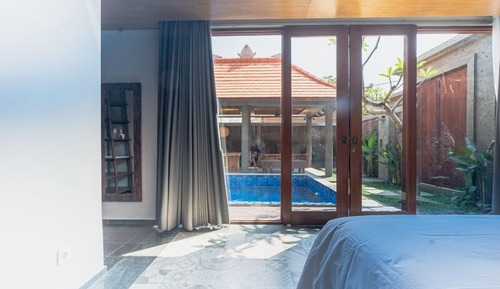 Deluxe Cottage, 1 Queen Bed, Non Smoking, Pool View