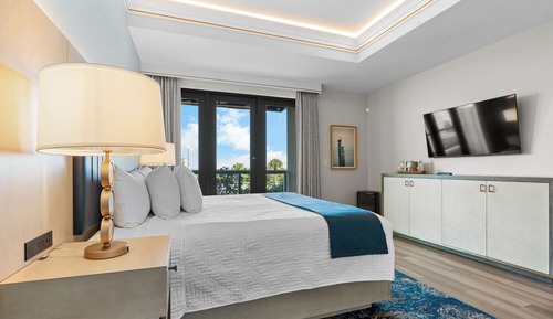 Luxury Single Room, 1 King Bed, Balcony, Harbor View