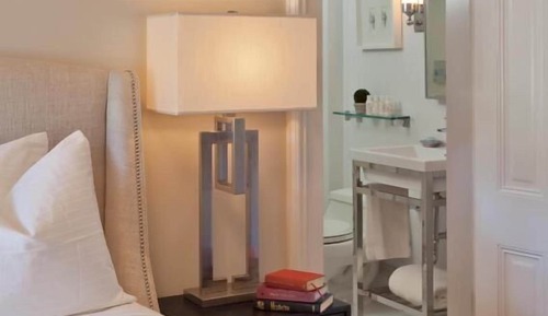 Queen Guestroom at Blue Door Inn