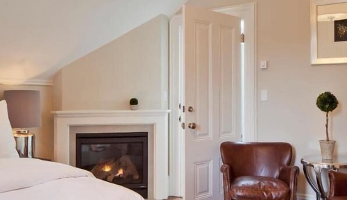 King Guestroom at Blue Door Inn