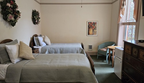 Room, 2 Twin Beds, Courtyard View