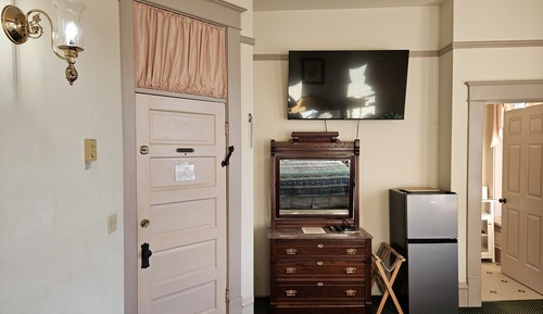 Deluxe Room, 1 Queen Bed, Partial Sea View