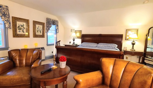 Suite, 1 King Bed, Fireplace (2nd floor, accessible by stairs only)
