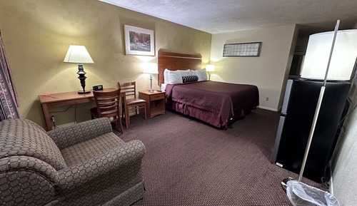 Basic Room, 1 King Bed (Non Smoking)