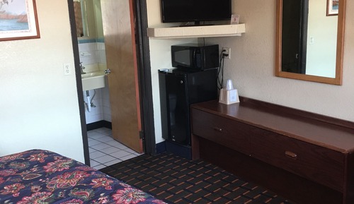 1 Queen Bed (Non-Smoking)