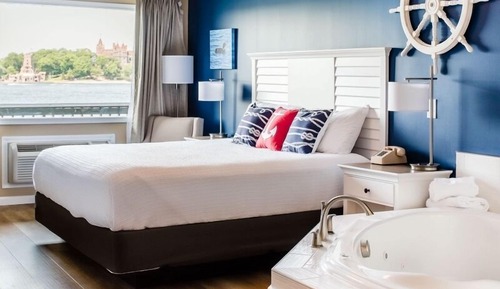 King Riverfront Castleview with Hot Tub in Main Channel