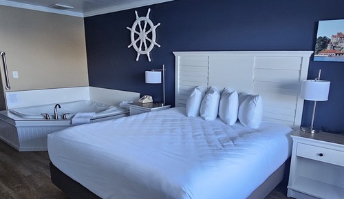 King Riverfront Castleview with Hot Tub in Upper Harbor