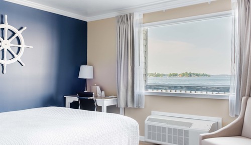 Queen Riverfront Castleview in Upper Harbor, Small Room